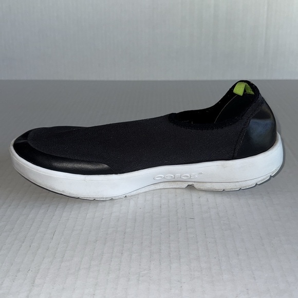 Oofos OOMG EEZEE Low Slip On Shoes In Black And White - Picture 6 of 12